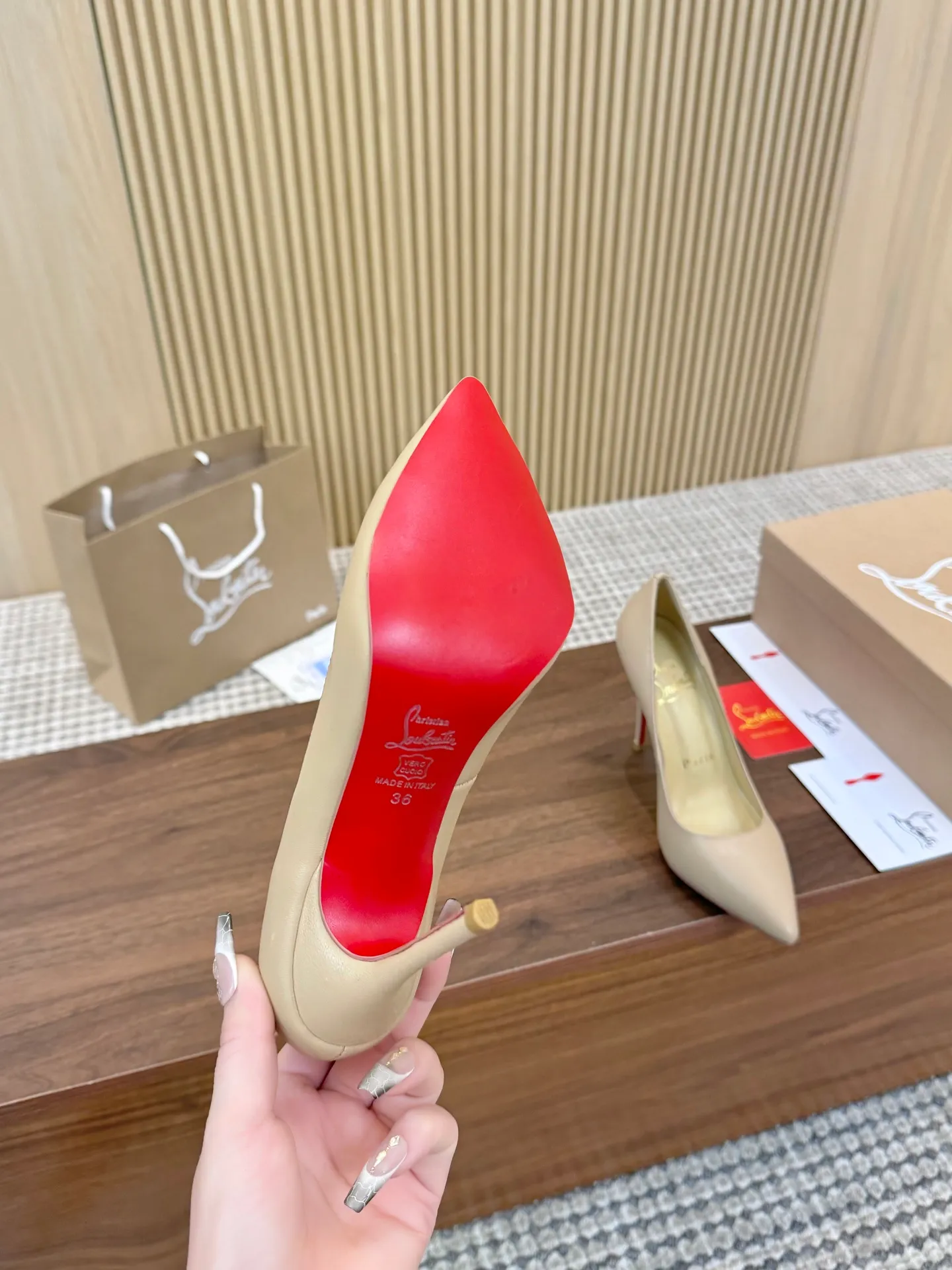 💕💕Factory direct selling price p440💕💕 Genuine leather sole +40 shipped all year round💝Christian Louboutin CL👠 "Imported cow patent leather💎Side hollow series" noble and luxurious, real blingbling👟👟 real materials, all customized by the pattern maker, and the materials are made of original customized materials to achieve the taste of the original 5 color options💍 Upper: Imported 👉cow patent leather💪 Lining: Sheepskin foot pad/lining Size: 34-40.41.42 Heel height: two options: 10.5cm and 8.5cm